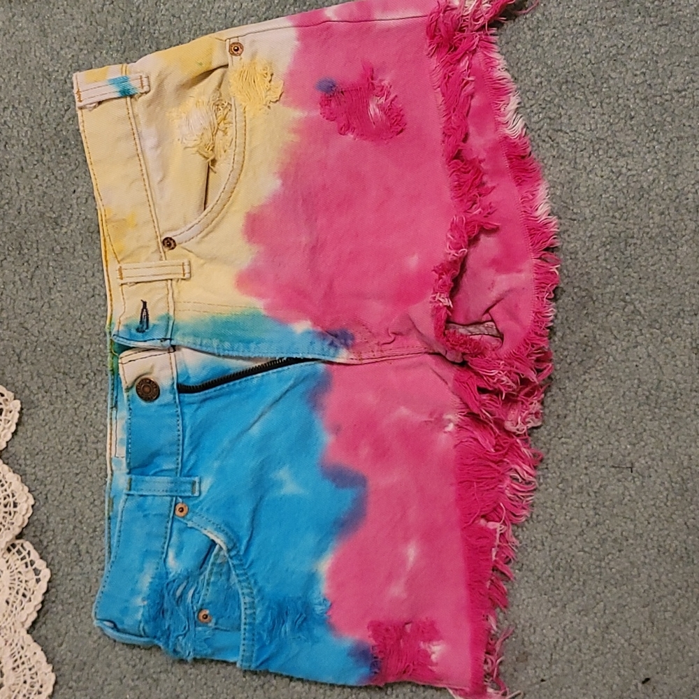 VINTAGE LEVI JEAN TIE-DYE SHORTS